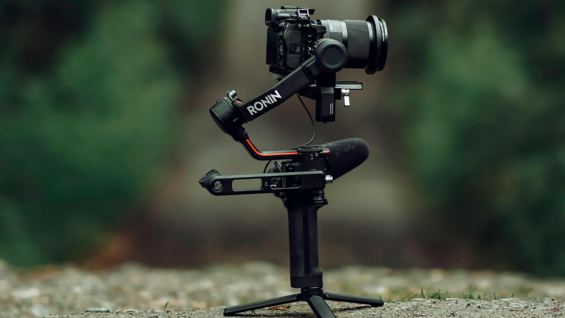 Caméra stabilisée prête pour un tournage extérieur